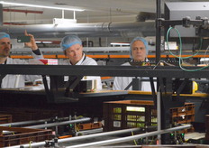 Veel is geautomatiseerd, maar om specifieke orders klaar te maken komt er ook nog handwerk bij kijken.